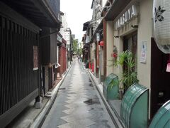 抜けて来たのは「先斗町」の通で昼間は色気なし～、

数十年前から比べれば随分と風情も趣きも変わりましたが祇園と並び街一番の路地には違いないです。