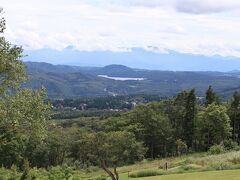 チェックインの手続き後はカフェテラスでランチ♪
室内とテラス席が選べたので、もちろんテラス席を選択。
標高1,000mの赤倉観光ホテルは爽やかそのもの。
野尻湖が見える絶景のテラスです。