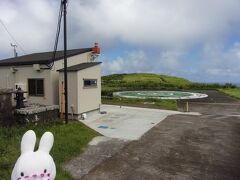 青ヶ島へリポートに到着です。
レンタカーを駐車場に停めて、荷物を降ろして忘れ物確認をして。
レンタカー屋のスタッフがまだ来ていないので、電話連絡をしてレンタカー代5,000円をファイルにポイっ！

搭乗受付が8:55から9:15までなのでそれまでに済ませないと乗れません(^_^;)。
ということで、時計の針は8:50。
私にしては珍しく余裕(笑)。