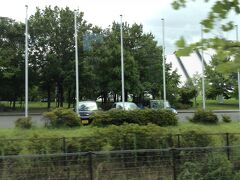 長野オリンピックでスピードスケート競技会場になった「エムウエーブ」
が見えてきました。