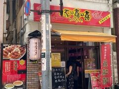 さて、一店目は豚喜喜さんにしましょ。
まずは店内で整理券を発行し、お店の隣に待機所があるのでそこに並びます。
扇風機を回してくださっているので、とてもありがたい。