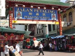 ペタリン通り。香港の女人街とかそんな感じで、軒先にたくさんモノが売られている。