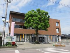 山門前に建つ佐野市観光物産会館。
佐野市の観光情報対応やお土産、特産品などを販売していますが、栃木県も緊急事態措置が発令されていて、９月１２日まで休館となっていました。