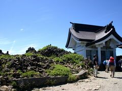 御釜を堪能するのは後にして、まずは右手の刈田岳山頂へと向かう。
刈田岳の標高は1758mで、山頂には刈田嶺神社奥宮がある。
そして、そこは宮城県であり、気付かぬままに県境を越えていた。
高山植物の生える山頂の岩場には、ジャコウアゲハが舞っていた。