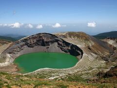 登山道に戻り、その先にある馬の背へと向かう。
その途中からは、濃い抹茶色の御釜が綺麗に見えている。
御釜の縁に屏風のように聳えているのは、五色岳と呼ばれる山だ。