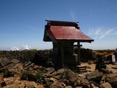 さらに登って行くと、蔵王連峰の最高峰熊野岳の山頂に到着した。
標高は1840ｍ。
風が強い。
その山頂には、小さな熊野神社の祠があった。