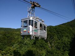 樹氷高原駅からは、蔵王ロープウェイ山麓線に乗車し、温泉街へと下る。
乗り込んだロープウェイは、かなりの年代ものであった。