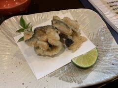 ウツボの唐揚げ。このコラーゲンな感じの味がたまらない。高知県にいたら毎週食べてしまうだろう。そして高知名産ユズとのセットもバッチリ！