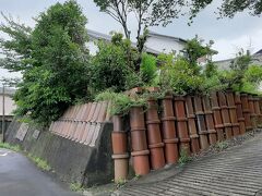 瀬戸物が道路にオブジェになっている景色の中を歩いていきます。