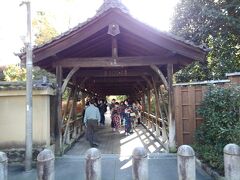 東福寺、三つあるうちの橋を一つ渡って境内へ進みます。