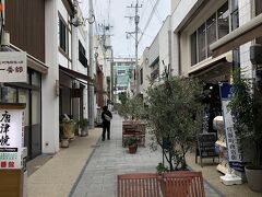 佐賀駅に隣接したバスセンターから、羊羹で有名な小城や孔子の町多久を抜け、2時間かけて唐津へ。
呉服町商店街には唐津焼や松露饅頭、小城羊羹の岡村など佐賀名物の店が並んでいるが、コロナの影響か閉店の店も多く、開いていても客は少ない。