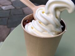 NAYAカフェの中でお食事したかったのですが、もう閉店前で残念。
ソフトクリームを外でいただきました。