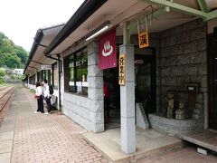 駅に温泉施設がありホームにその入口があります。駅舎を兼ねているのではなく完全な温泉施設なため改札口はありません。初めて降り立った人は間違えて入っちゃうでしょうね。