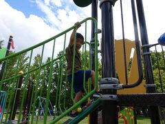 店を出ると、目の前の公園の奥の方に遊具が見えてます。
中軽のふるさと公園と同じようなのかと思ってきたんですが、あっちに比べて種類はまったく少ないんでびっくり。
