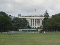 せっかくワシントンに来たのでホワイトハウスも一応拝んでおかないと！

近くまで行くと柵で見えにくくなるので、このあたりから見るのが一番良い