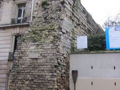 道路を横切る古い城壁。
1210-1215にかけて建設。
フランス国王フィリップ2世のあだ名が[尊厳王(オーギュスト)]なので、
現地ではフィリップ・オーギュストと呼ばれています。
