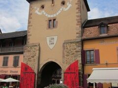 南側に位置する目抜き門。
駅前にして、目の前の共和国広場は駐車場も完備。
フランス統治を記念して現在の名前に。