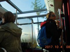 　9:00　山麓駅を出発。天井がガラス張りのケーブルカーは見晴らし良好