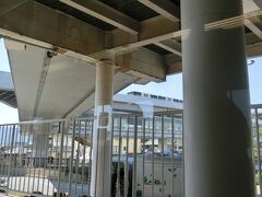 魚崎駅を通っているところ。
そうそう、ここで六甲ライナーと交差していきます。

六甲ライナー視点での旅行記もあります。
こちら→https://4travel.jp/travelogue/11698635#photo_link_70113190
六甲ライナー視点でも微妙な位置関係でしたが。
