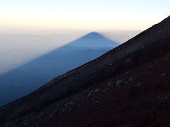 剣が峰へ上る途中で昨日の日の入りとは逆の日の出の「影富士」もバッチリ