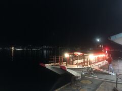 夜ご飯の後は遊覧船のナイトクルーズに参加するために宮島桟橋にやってきました。
チェックインの時にカウンターで申し込んだんです。
確か1500円くらいだったと思います。