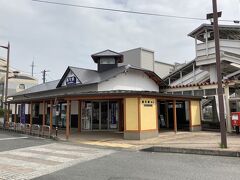 越生駅西口の駅舎

西口は「道灌口」、東口は「山吹口」という愛称があるらしい

ネットで歴史ある駅車を見たが、昭和8年建造の駅舎は2019年で営業を終え、建て替えられた

今はみどりの窓口等があるわけではないので、「駅舎」と言うのは正しくないのかもしれない