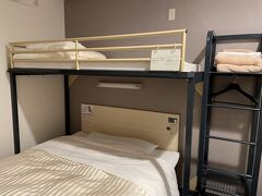 泊まったのはスーパーホテルです。
この部屋は、たぶん、ツイン？
部屋おまかせとかいうプランだったんですよね…。

スーパーホテルはすべてがコンパクトなホテルなんですね。

部屋の狭さは、一人ならどうってことないですが、二人だとやっぱりちょっと窮屈かな？(^_^;)。

大浴場もコンパクトな作りで、さらに男女で時間入れ替え制です。到着時間によっては女性は入れない可能性も…。

まぁ、その代わり費用はとっても安かったです。コスパはすごく良いと感じます。お掃除などはちゃんとされています。コスパ重視なら、朝食も付いているしとても良いホテルだと思います。