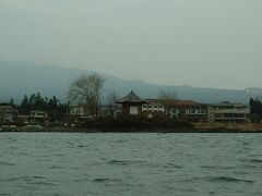 河口湖の世界文化遺産「六角堂（川窪寺屋敷跡）」。
1994年に河口湖町によって建立された、湖に浮かぶ不思議なお堂。湖面が下がると陸続きになり歩いて行けるときもある。
1274年に日蓮聖人の信徒たちによって建てられたお堂で、1559年に大雨や雪解により湖水があふれ水没してし、翌年河口湖町内に移築され現在の妙法寺となってます。かつてのお堂の礎石とされた溶岩などが浮島に残されていたため、その史跡を残すため六角堂が建立。木造平屋で、高さ約7m・延べ床面積は約11㎡の小さなお堂。