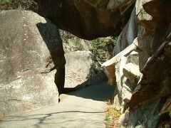 昇仙峡にある、花崗岩に囲まれた石門で、写真のようにアーチになっている。
昇仙峡には他にも動物の名の付いた猫石、オットセイ岩や、変わった岩や石なども多くあります。