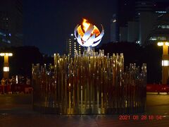 お～あった！
前回来たオリンピックの聖火台と同じ、国立競技場の聖火の1/3サイズで形状は同じものです。
https://www.youtube.com/watch?v=fX_U-7MTPRM