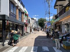 旧軽井沢銀座に到着。時期も時期だったので観光客は少なく、賑わっている感じはなかったのですが、お店は開いているんですよね。