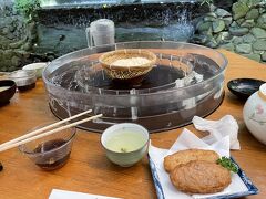 遅いお昼は唐船峡で流しそうめんを食べます。この時期は少し寒いかも。目の前に唐船峡かあってとても涼しげですね！