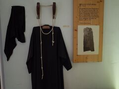とてもシンプルな博物館。
写真は、修道士の衣装。