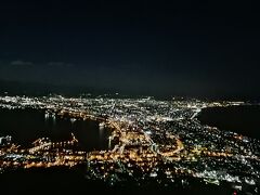 函館山山頂から観る夜景です．土曜日でもあり，大勢の人で混雑していました．