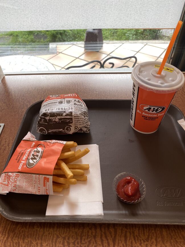 沖縄に来たらA &amp;W <br />空港内で食事をするなら国際線ターミナルのレストランは全然混んでないのでお勧めです。<br />ステーキ屋、吉野家、マック、ドトール等があります。