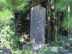 苔生した小谷城の碑