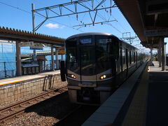 新快速がやってきました
二駅先の