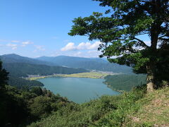 余呉湖を左右に観ながら