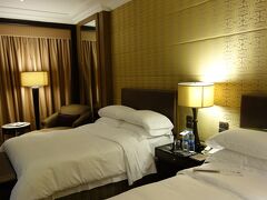 そしてバンコクに到着です。
ホテルは悩みに悩んでシェラトングランデスクインビット。だらだらするならリバーサイドがいいかとも思いましたが、お互いリバーサイドホテルは泊まったことがあるので立地のいいこのホテルにしました。