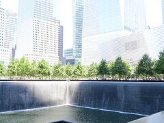 そして、ワールドトレードセンターの跡地に来ました。
水が流れるモニュメントが出来ていました。
多くの亡くなられた方のお名前が刻まれていました。
9.11の時は本当に驚き恐ろしい気持ちになったのを思い出します。