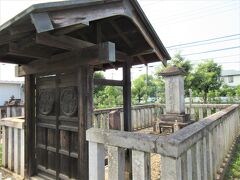 『見性院のお墓』
門には、徳川家の『三ツ葉葵』の紋が入っています。