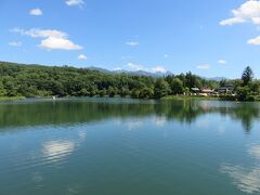 蓼科湖・・・静かに水をたたえる高原の湖

蓼科のシンボルともいえる湖

白樺やカラマツの林に周囲を囲まれた清楚な雰囲気

道の駅ビーナスライン蓼科湖や蓼科アイスのお店が昨年夏にオープン

おいしい牛乳ソフト、涼しい木陰でいただきました