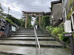 ターミナルから歩いて5分ほどのところにある月読神社に到着。
