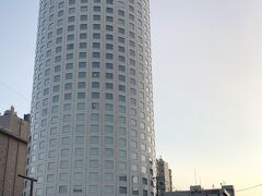 　遠くからでも札幌テレビ塔と、この高層タワーが見えました。円柱です。
14階以上に宿泊というお約束です。
　事前にホテル宛に「加湿器、空気清浄機、電気スタンド、そば殻枕、静かな部屋」をメールでリクエストしておきました。すべて部屋に用意されていました。
ただ「静か＝エレベーターから離れた」と解釈されたようで、エレベーターとま反対のエレベーターから一番遠いお部屋で、よい運動になりました。