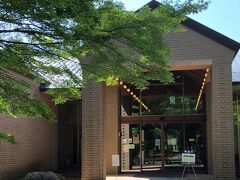 隣りに徳富蘇峰館があり、2館共通の入館料は500円。

三島由紀夫文学館は三島（平岡）家に保管されていた大量の資料を、山中湖村が一括購入し、「三島文学の研究と普及」のためにつくられた文学ミュージアムです。三島研究者にとっては資料の宝庫でしょうね。
