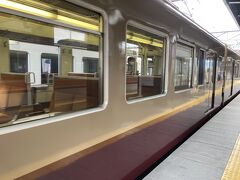 東武鉄道の車両も茶色系で自分は好きな色使い。
この写真は普通電車（？）ですが、下今市駅での乗り換え時に、「スペーシア号」も見かけました。
なんとコンパートメント車両なんかが付いているのですね。豪華！
ただ、自分には先ほどまで乗っていたリバティー号が良かったかも。