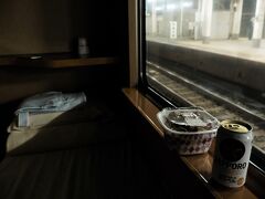 夕食は八重洲のすき家で調達した牛丼。
そして麦ジュース！
このご時世外で呑めない風潮なので移動しながらの呑みは格別。


部屋が暗い？
こうした方が車窓が楽しいっしょ？笑
