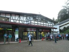 地電に1時間ちょっと揺られて、富山駅に到着しました。
写真右側の列は、立山ケーブルカー、もしくはもっと先まで行く切符を買い求める人たちです。立山ケーブルカーは、人数を区切って乗せているので、ここで自分が何時発のケーブルカーに乗れるか、わかります。
なので、繰り返すようですが、やっぱりWEBチケットがお勧めです！
最初から乗車したい時間の切符を買えばよいのですから。