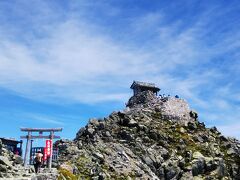 雄山神社の鳥居まで行きましたが、ここから先は有料です。お祓いを受けたい方はどうぞ。