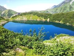 こちらがミクリガ池です。水の青さが周囲の景色に引き立てられ、とても美しく見えます。